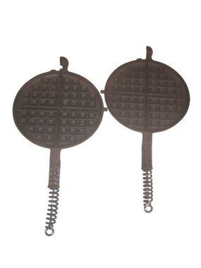 Griswold Cast Iron Waffle Maker. Unrestored.